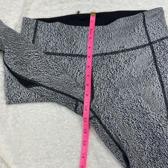 Lululemon Athletica Black and Gray Patterned Leggings - Picture 6 of 8